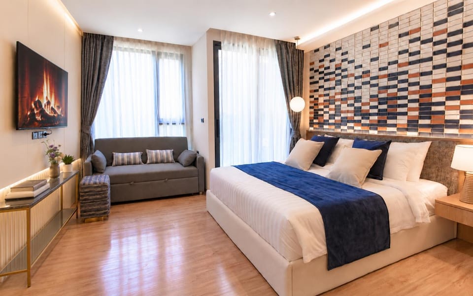 Bed, TV and multimedia, Photo of the whole room, Seating area, Bedroom
