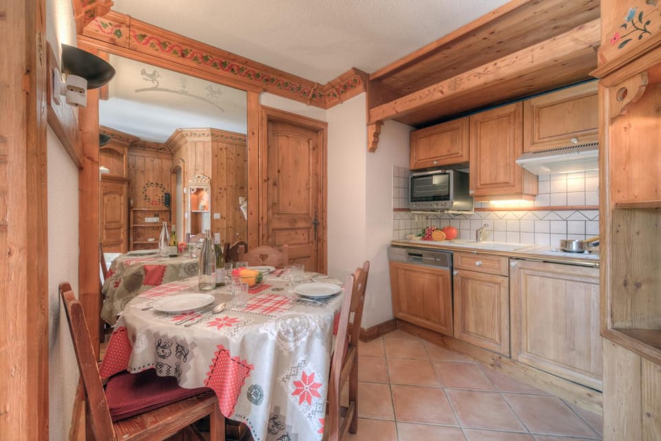 Kitchen or kitchenette, Dining area