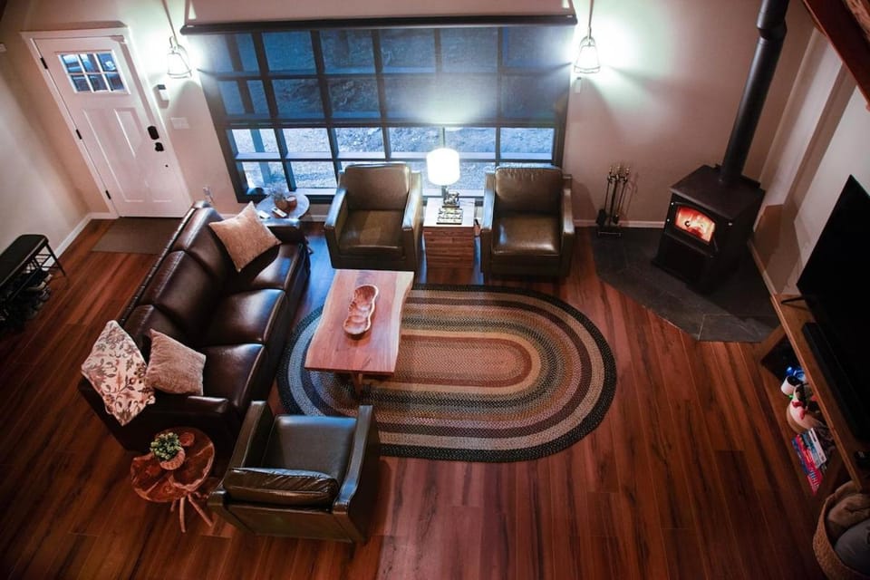 Communal lounge/ TV room, Living room, Seating area, fireplace, pet friendly