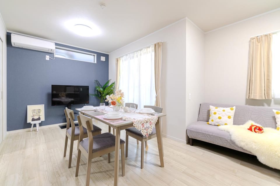TV and multimedia, Living room, Photo of the whole room, Dining area, air conditioner