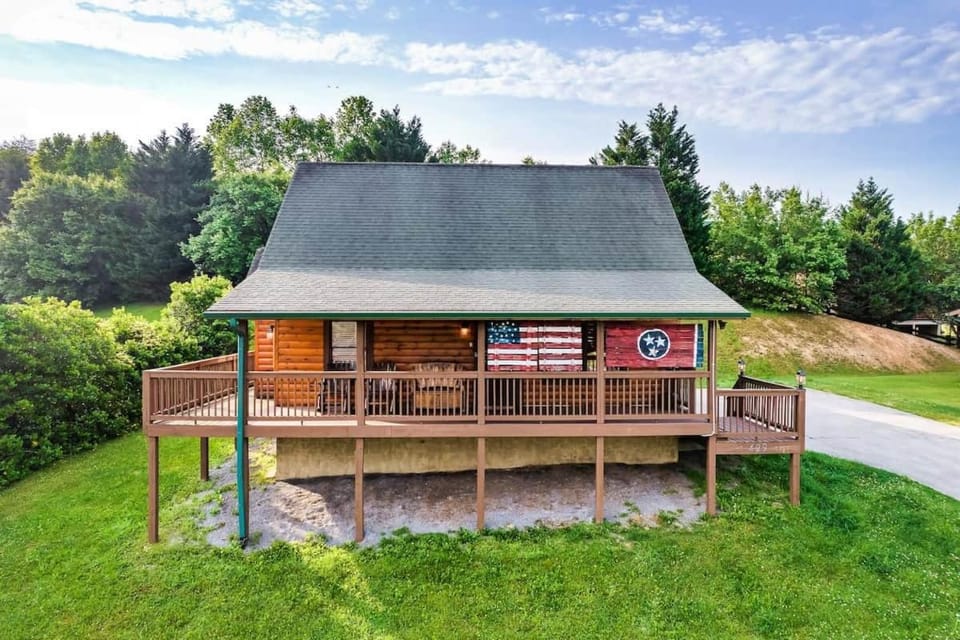 Location! Near attractions! Pet friendly! Hot Tub! House in Pigeon Forge