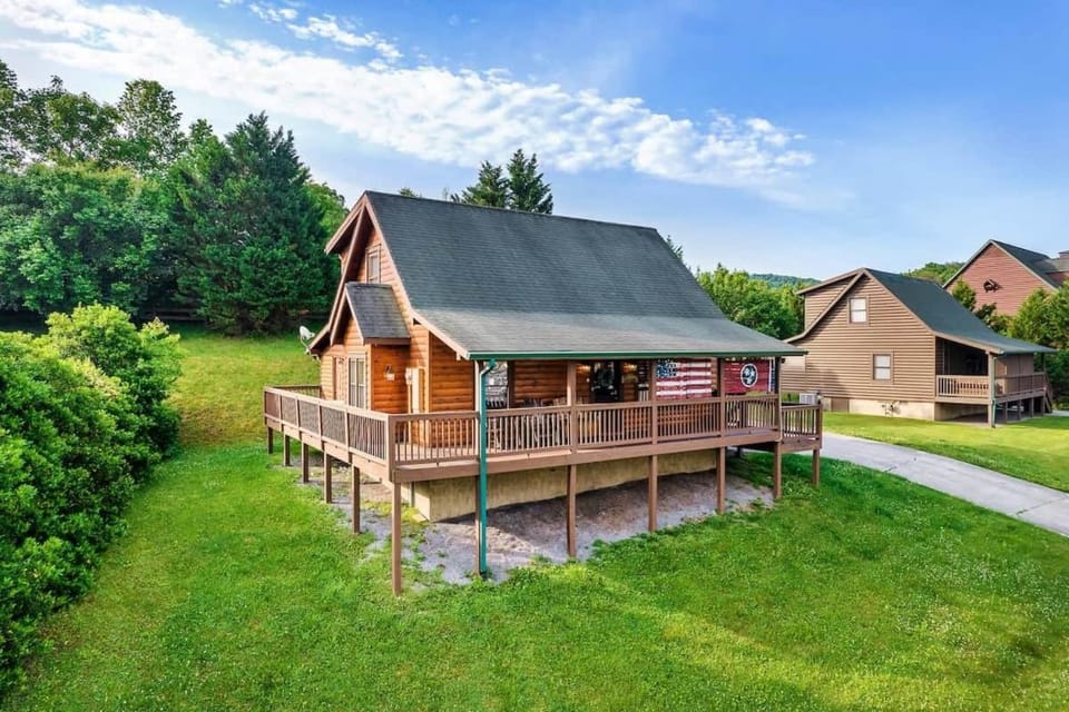 Location! Near attractions! Pet friendly! Hot Tub! House in Pigeon Forge