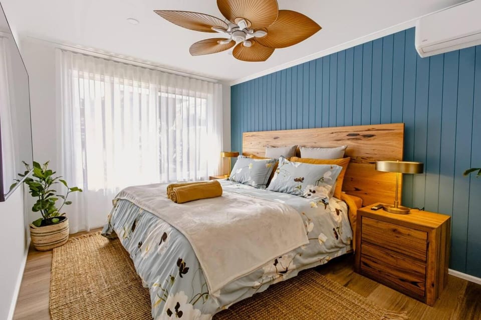 Bed, TV and multimedia, Bedroom, wardrobe, air conditioner