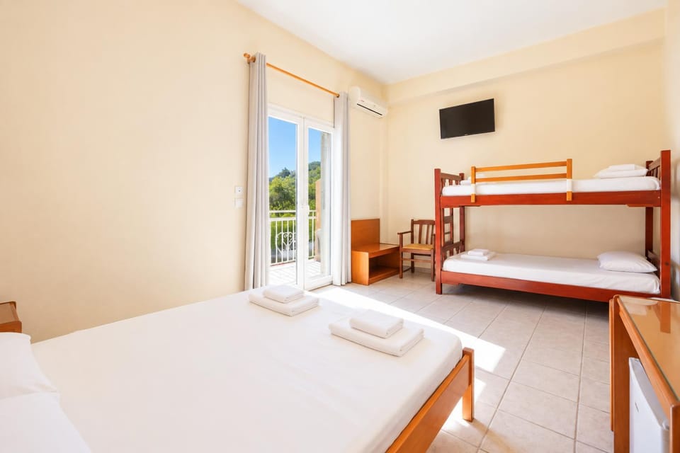 Bed, TV and multimedia, Photo of the whole room, Bedroom, bunk bed, towels