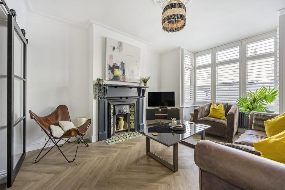 TV and multimedia, Living room, Seating area, fireplace, furniture