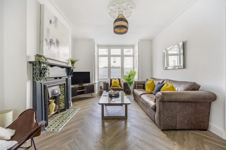 TV and multimedia, Living room, Photo of the whole room, Seating area, fireplace, furniture
