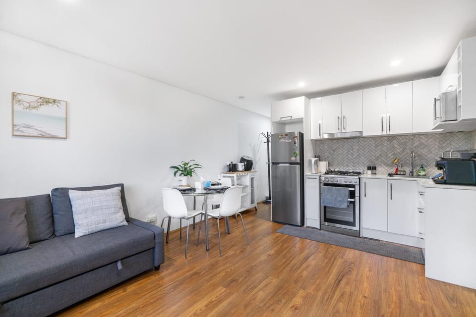 Kitchen or kitchenette, minibar, oven, stove, toaster