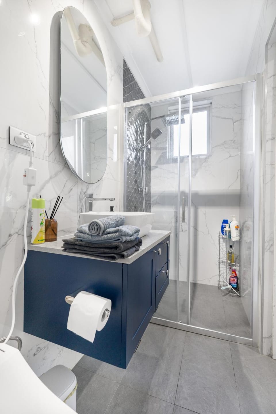 Shower, Toilet, Bathroom, towels