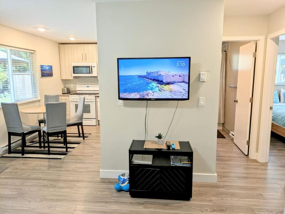 TV and multimedia, Kitchen or kitchenette, Living room, Dining area
