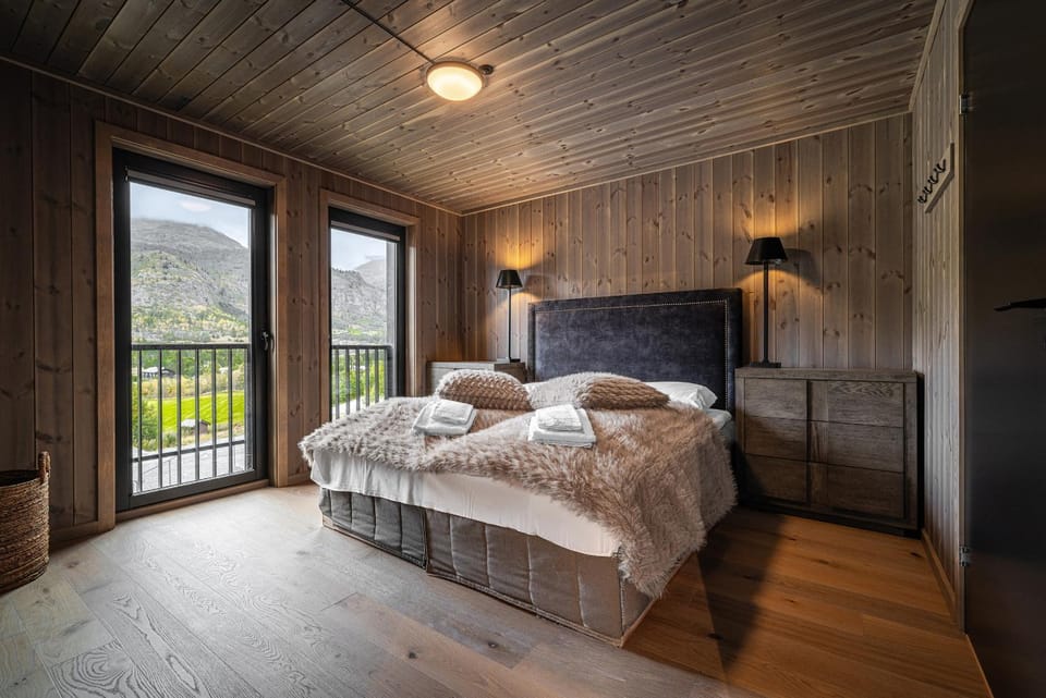 Bed, Bedroom, Mountain view, locker, towels