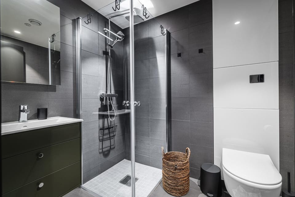 Shower, Toilet, Bathroom, towels