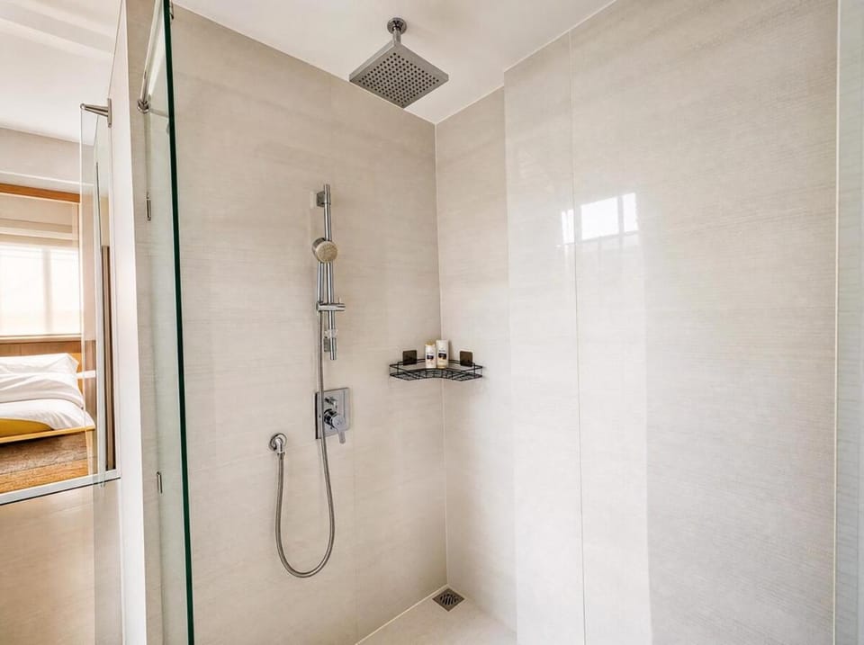 Luxury & Bright 1BR - Infinity Pool Sathorn Apartment in Bangkok