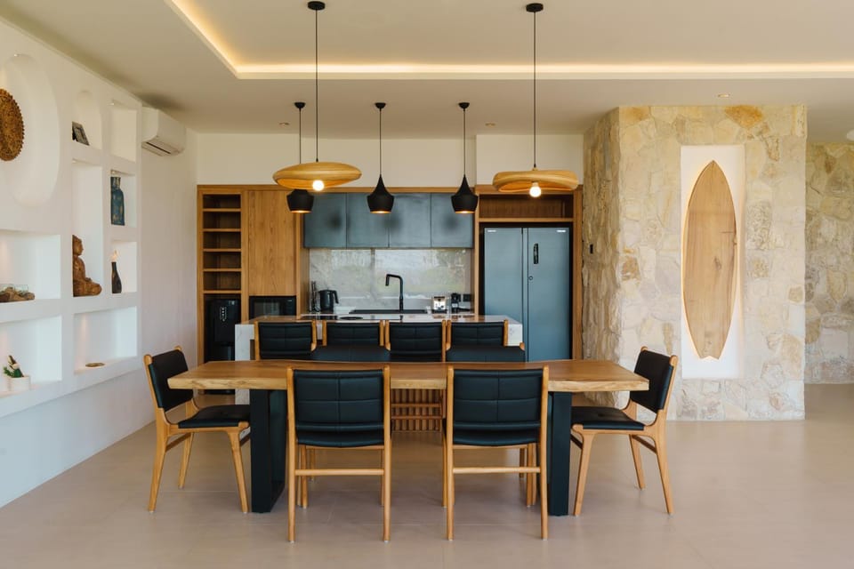 Kitchen or kitchenette, Seating area, Dining area