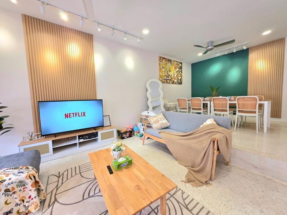NEW! Landed Premium 17pax, Damansara Uptown, One Utama, Starling, Free 4 Parking House in Petaling Jaya