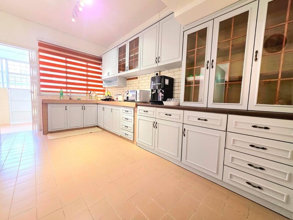 NEW! Landed Premium 17pax, Damansara Uptown, One Utama, Starling, Free 4 Parking House in Petaling Jaya