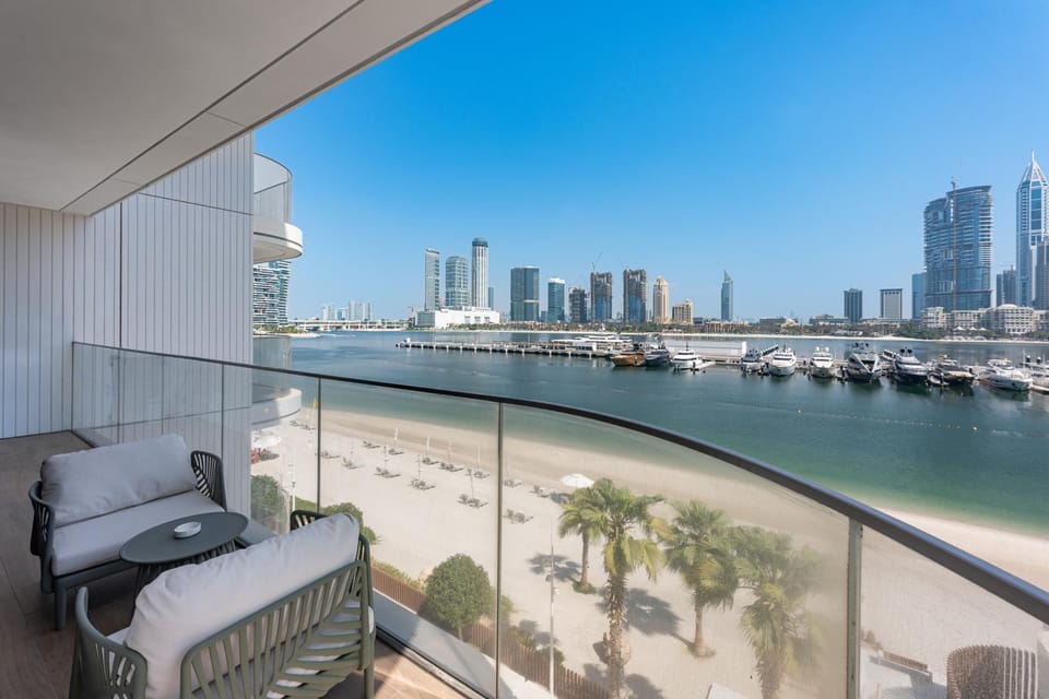 StayShort - Stunning Beachfront 3-Bedroom Apartment Sleeps 5 with Infinity Pool Skyline Views & Private Beach Access Apartment in Dubai
