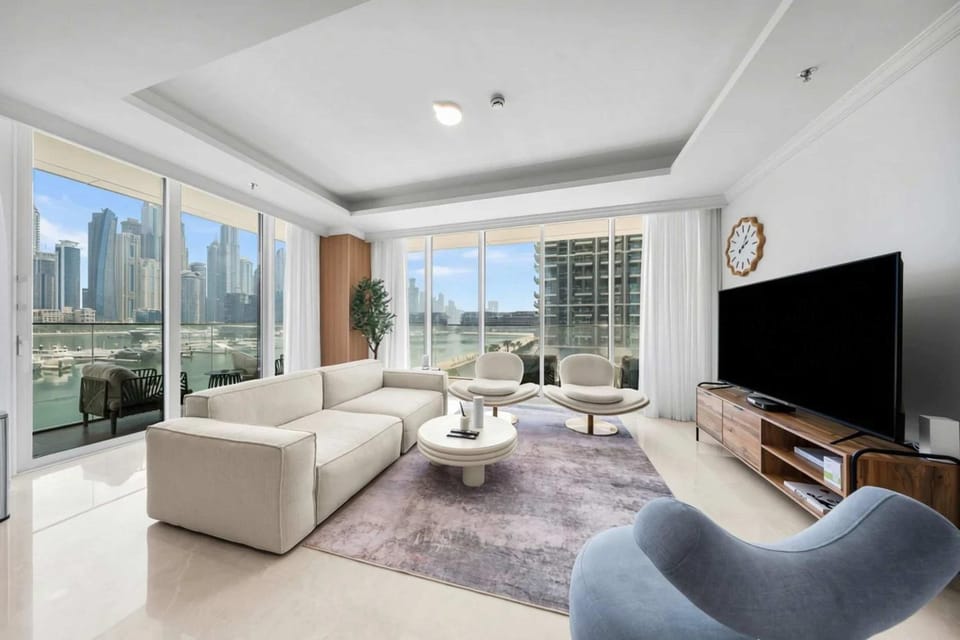 StayShort - Stunning Beachfront 3-Bedroom Apartment Sleeps 5 with Infinity Pool Skyline Views & Private Beach Access Apartment in Dubai