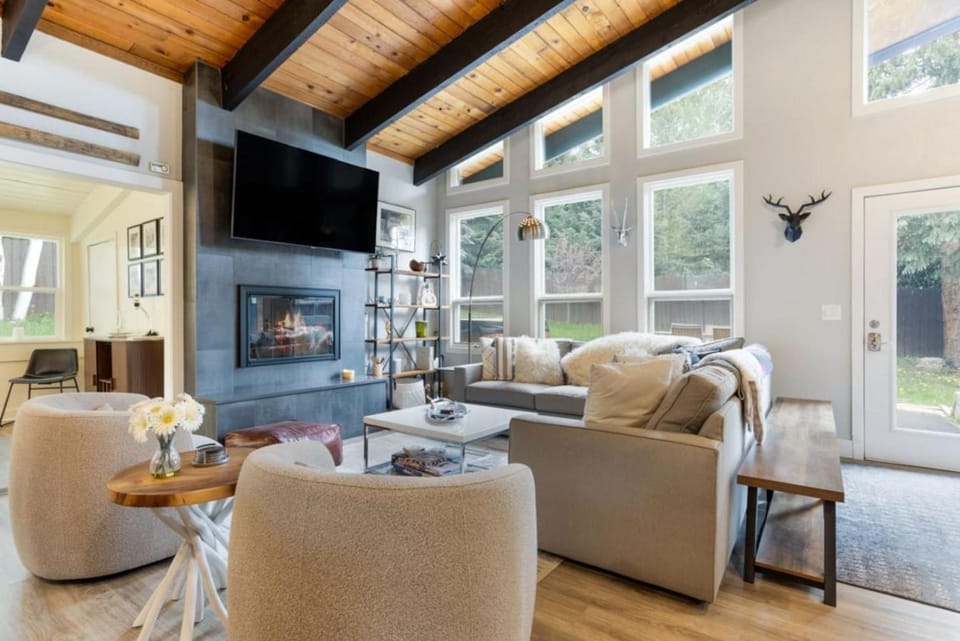 West Vail Home - Hot Tub, Fireplace and Steps to Bus House in Vail