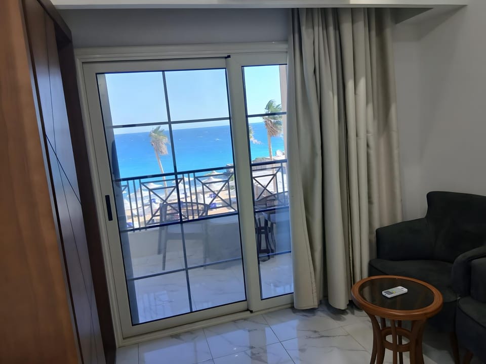 View (from property/room), Balcony/Terrace, Living room, Sea view
