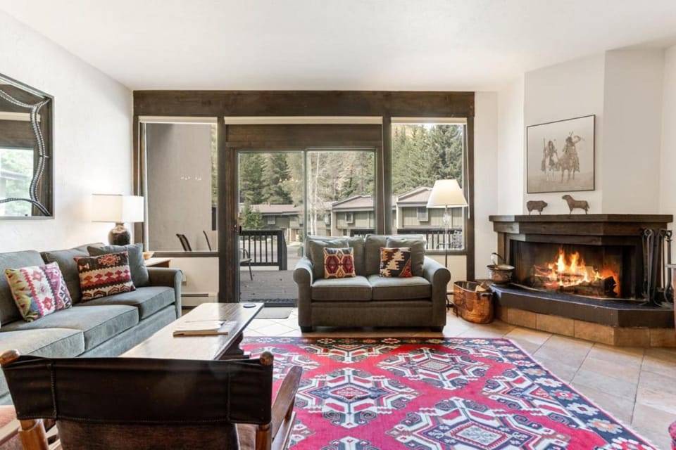 West Vail Ptarmigan Townhome - Hot Tub - Bus House in Vail