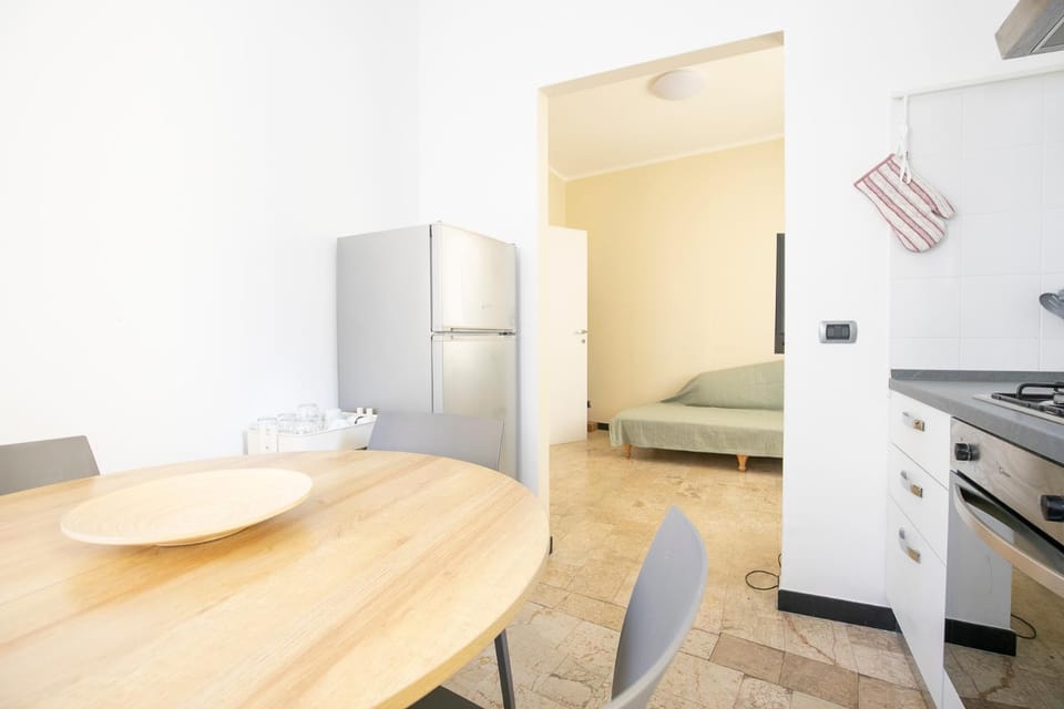 Kitchen or kitchenette, Dining area, oven