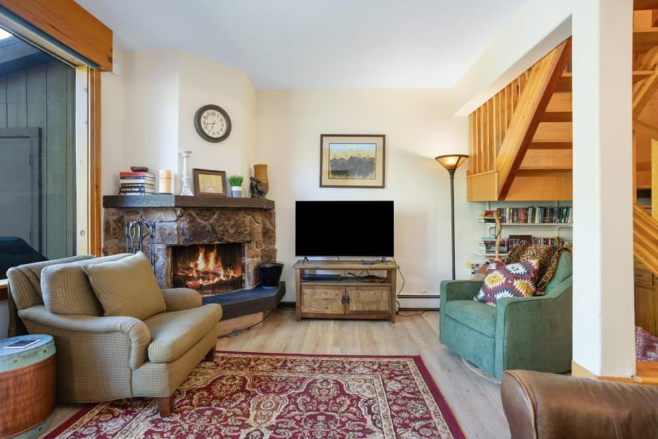 West Vail Ptarmigan Townhome - Hot Tub - Easy Bus House in Vail