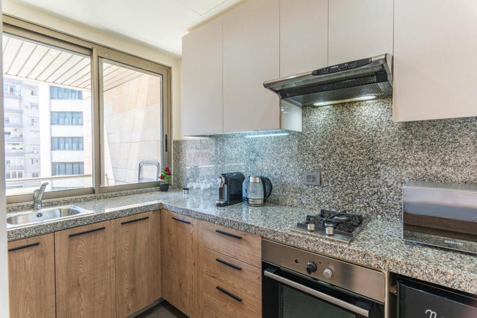 Coffee/tea facilities, Kitchen or kitchenette, microwave, minibar, oven, stove