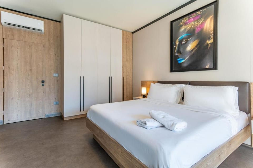 Bed, Photo of the whole room, towels, wardrobe, air conditioner