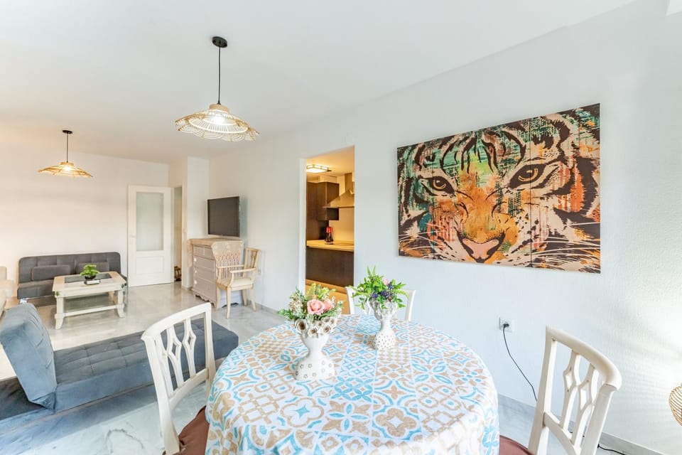 TV and multimedia, Living room, Seating area, Dining area