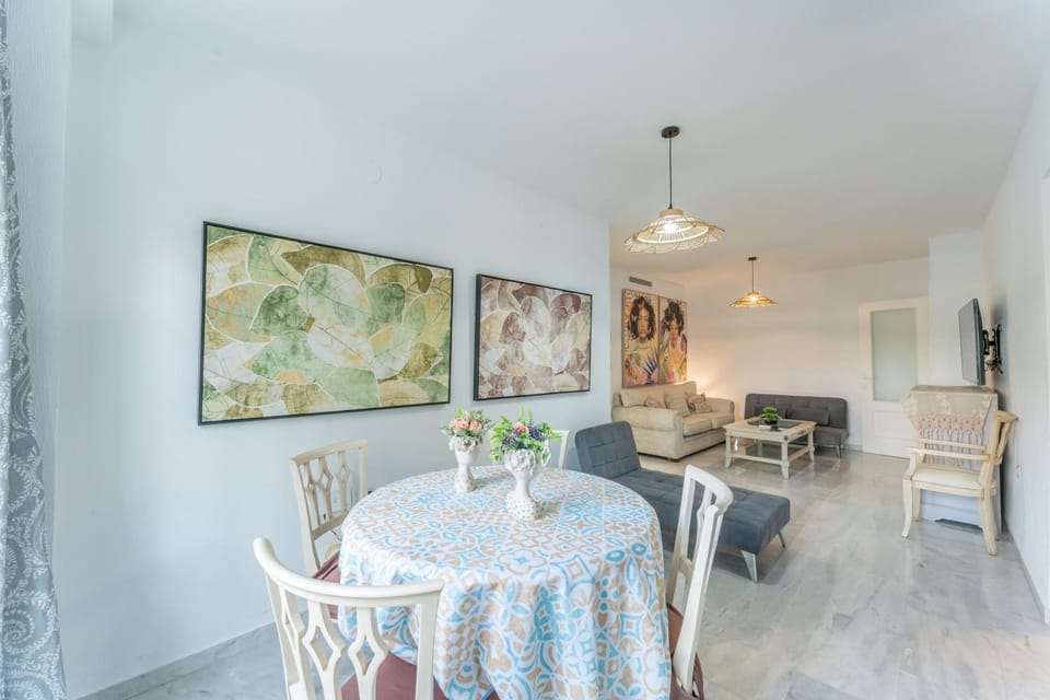 TV and multimedia, Living room, Decorative detail, Seating area, Dining area