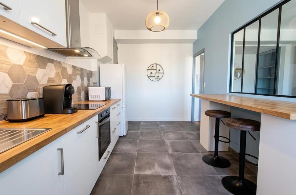 Coffee/tea facilities, Kitchen or kitchenette, oven, stove, toaster