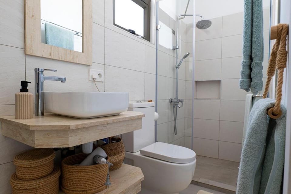 Shower, Toilet, Bathroom, towels