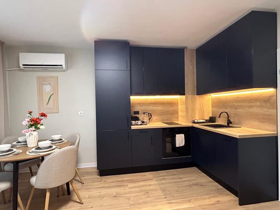 Kitchen or kitchenette, Dining area, kitchen