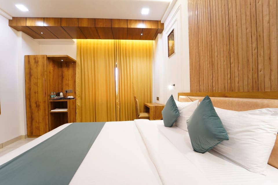Bed, TV and multimedia, Photo of the whole room, Bedroom, hair dresser, wardrobe, air conditioner