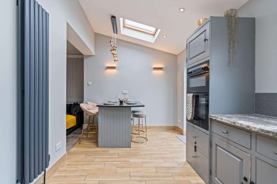 Kitchen or kitchenette, Dining area, oven, stove