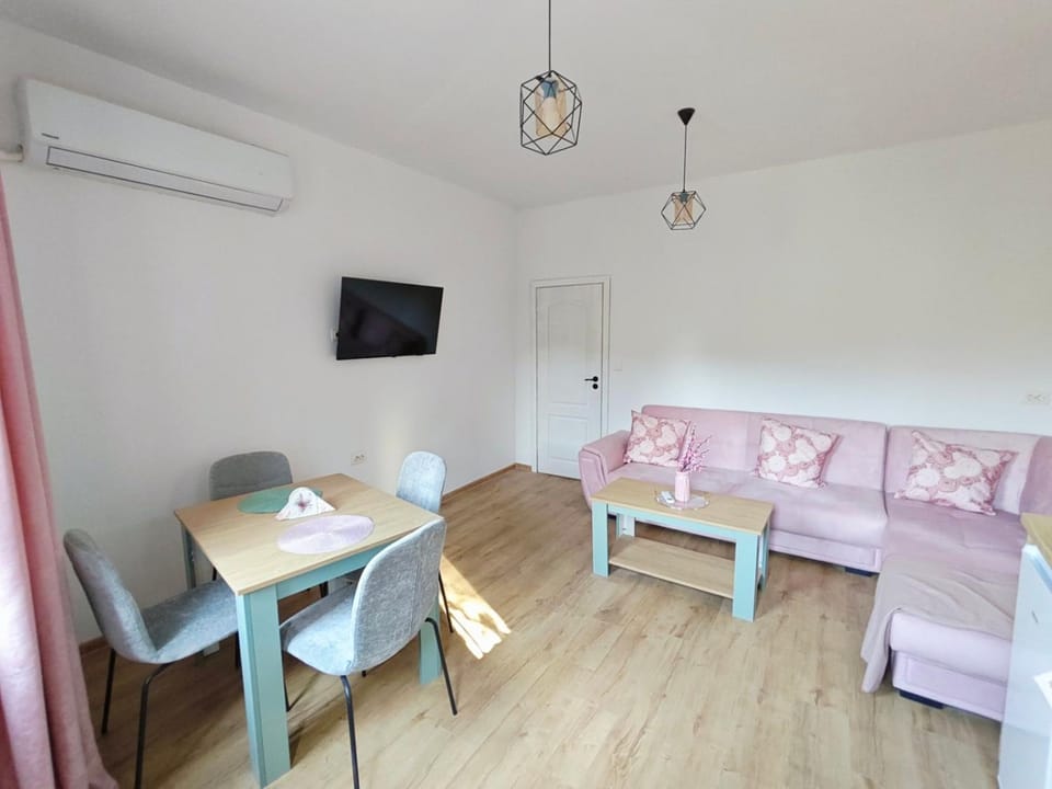 TV and multimedia, Living room, Seating area, Dining area, air conditioner