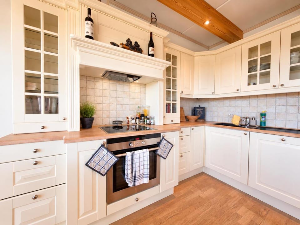 Coffee/tea facilities, Kitchen or kitchenette, dishwasher, oven, stove