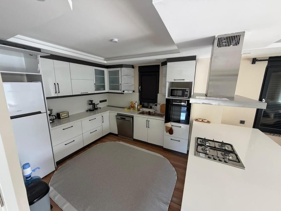 Kitchen or kitchenette, Dining area, dishwasher, microwave, oven, stove, toaster