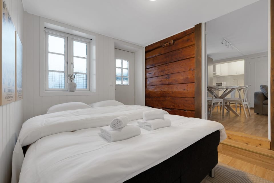 Bed, Photo of the whole room, Dining area, Bedroom, towels