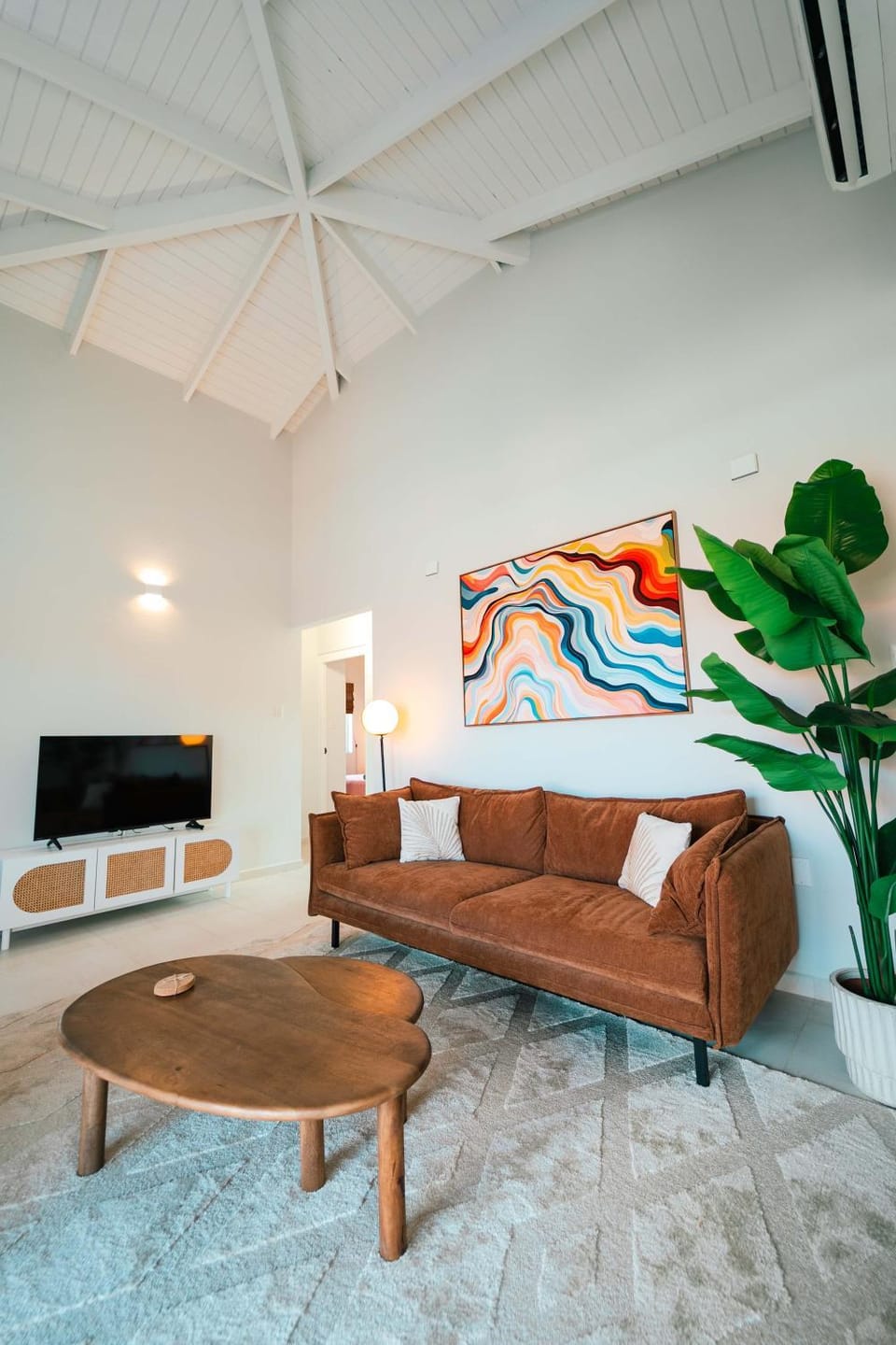 TV and multimedia, Living room, Seating area, Evening entertainment, air conditioner