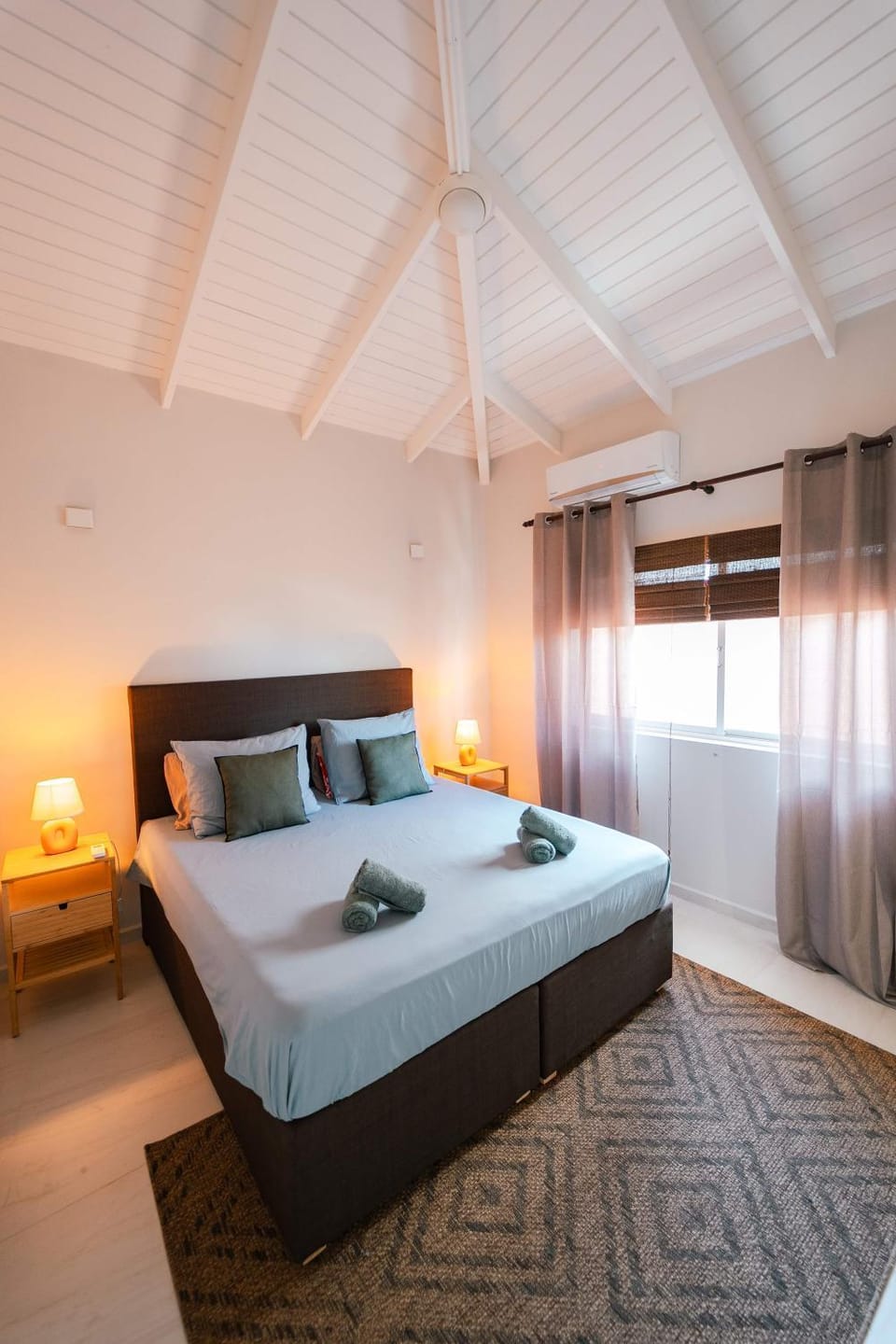 Bed, Bedroom, towels, air conditioner