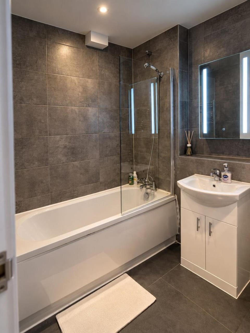 Spacious 3 BHK ,near Tube Station, Sleeps 10, WWC Apartment in London