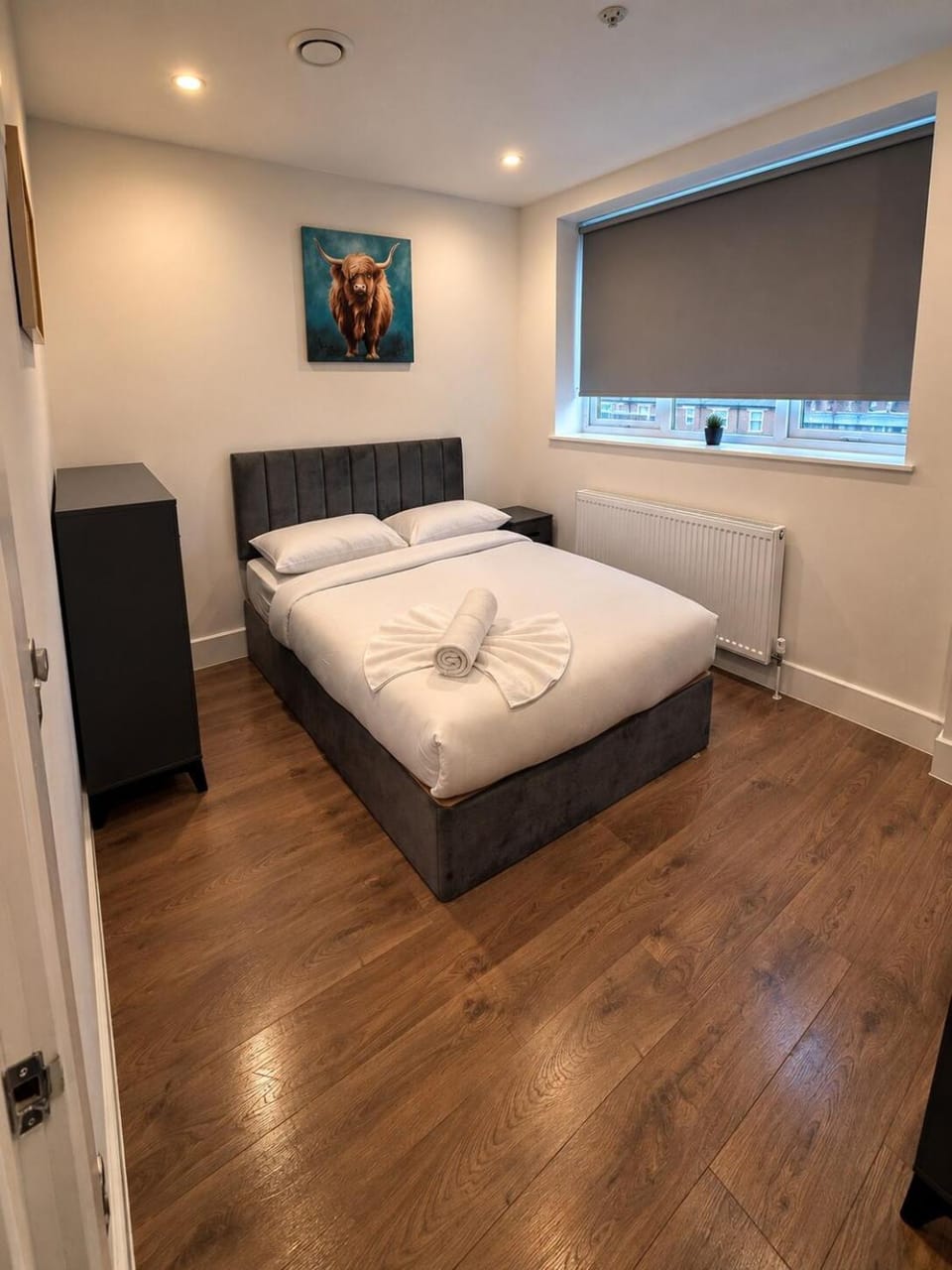 Spacious 3 BHK ,near Tube Station, Sleeps 10, WWC Apartment in London