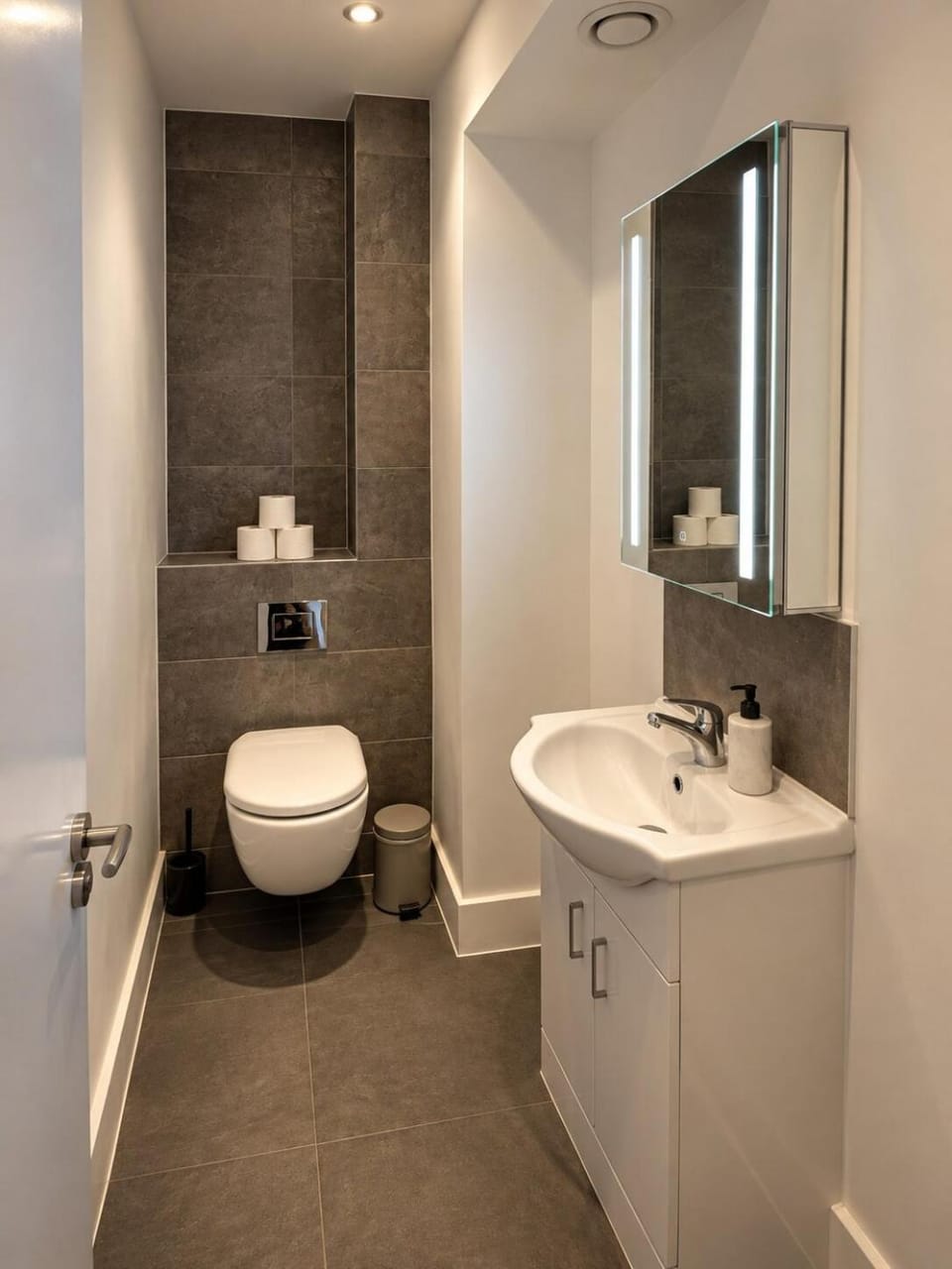 Spacious 3 BHK ,near Tube Station, Sleeps 10, WWC Apartment in London