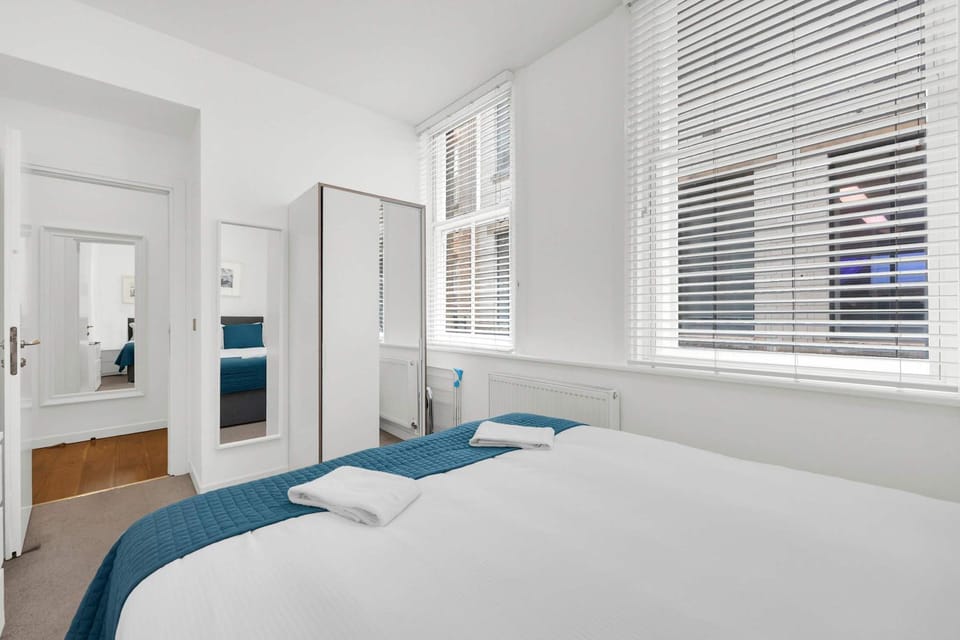 1SH one bed flat sleeps 4 in Holborn Apartment in London Borough of Camden