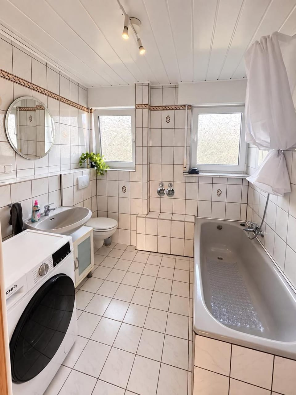 Bathroom, Bath, towels, washing machine, dryer