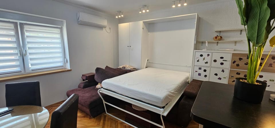 Bed, Living room