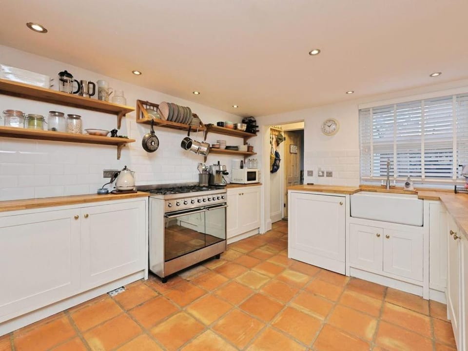 Kitchen or kitchenette, Internal: Not applicable to any particular room