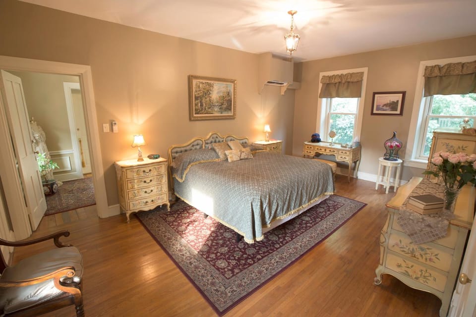 Bed, Photo of the whole room, Decorative detail, Seating area, Bedroom