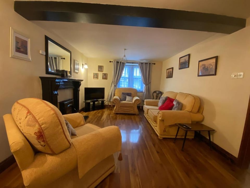 Great house for 5, towncentre near Carrowbeg River House in Westport